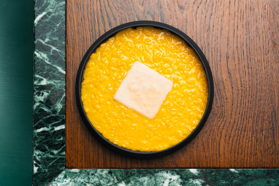 Riso zafferano in pistilli e midollo di bue crudo