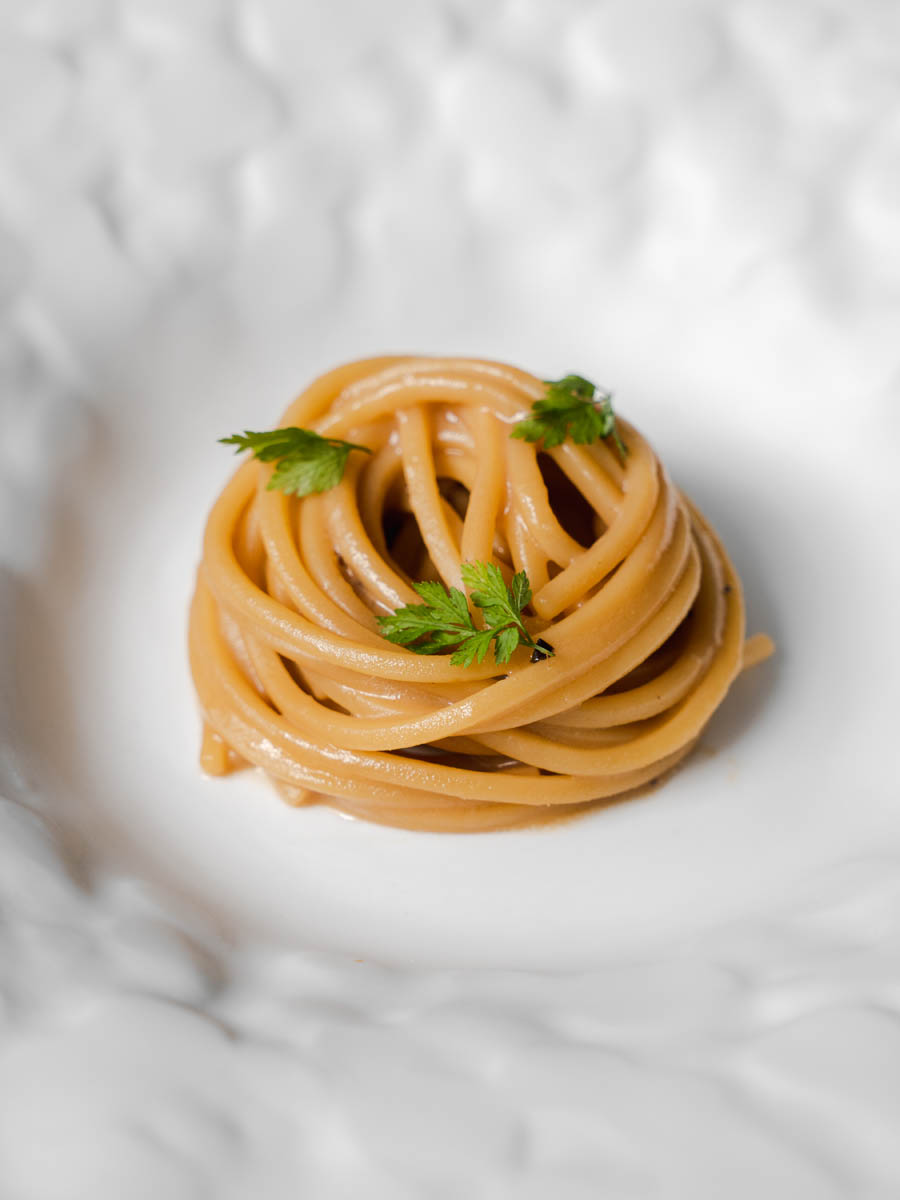 Ristorante roteo Spaghettone artigianale selezione Vicidomini miso burro colatura di alici pepe del Timut