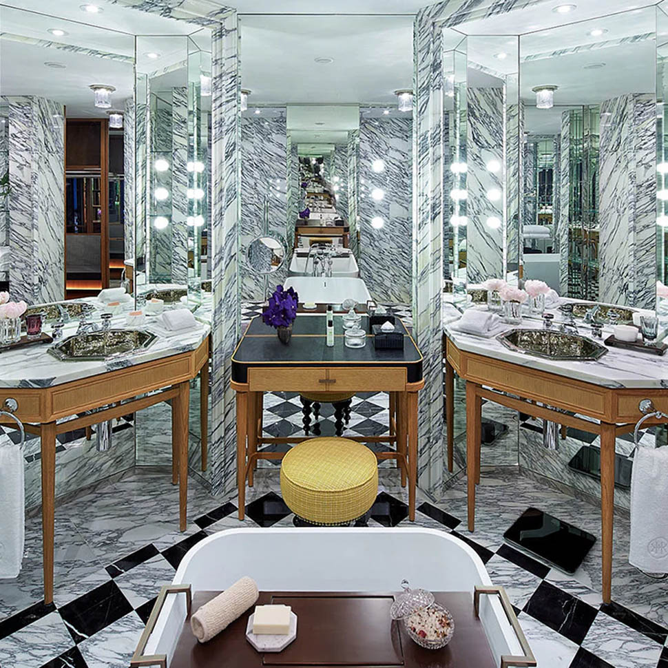 Rosewood RWHKG Guestroom Bathroom LS 001