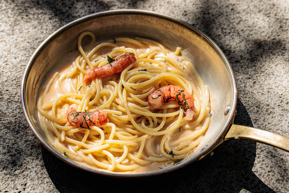 SPAGHETTONE CACIO MONTENIRO RISERVA PEPE E GAMBERI ROSSI MARINATI AL LIMONE