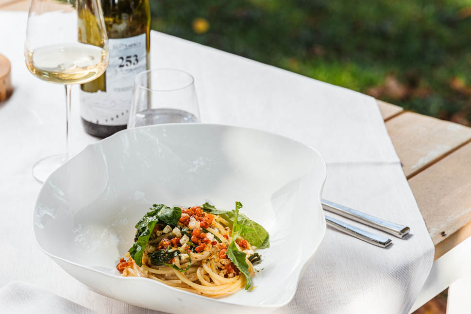 Seguire le Botti Spaghetti con fagioli del purgatorio cicoria peperoncino e lardo di maiale nero 4