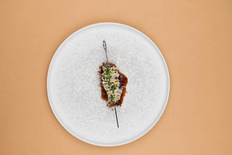 Spiedino di cuore di vitello diamante di capra fondo e maionese allo scalogno