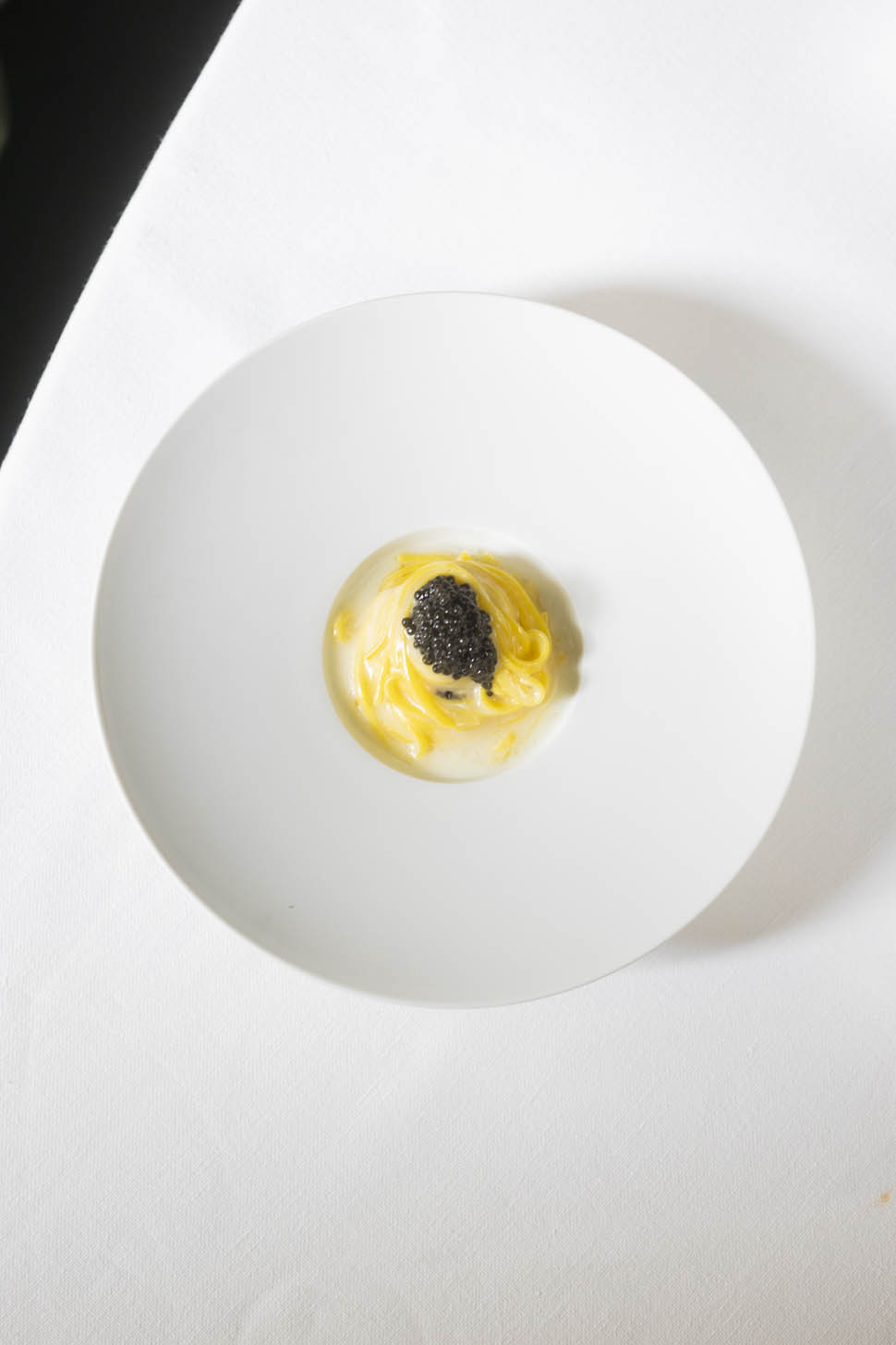 Tagliolini burro di capra alici limone di Sorrento e caviale Oscietra