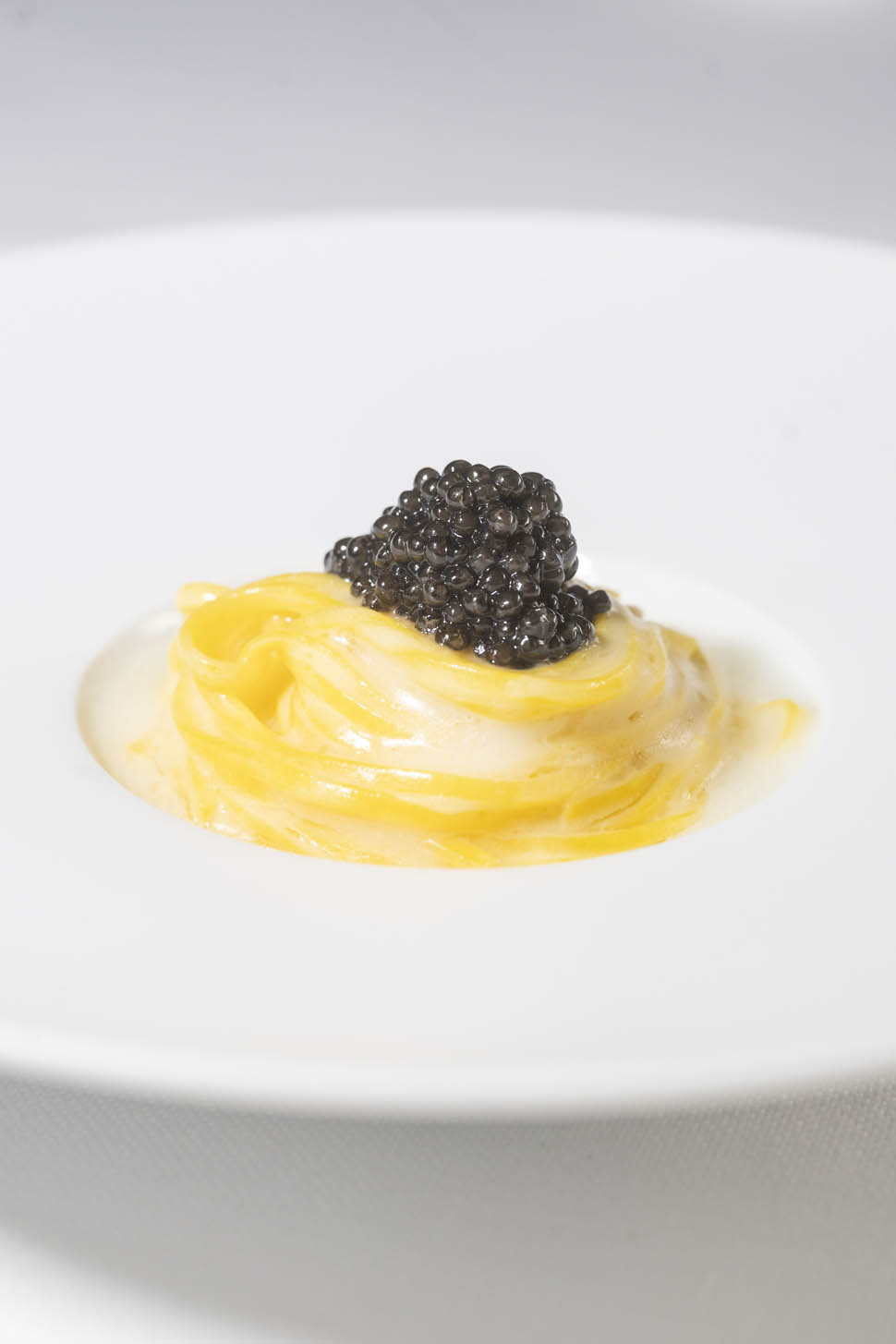 Tagliolini burro di capra alici limone di Sorrento e caviale Oscietra1