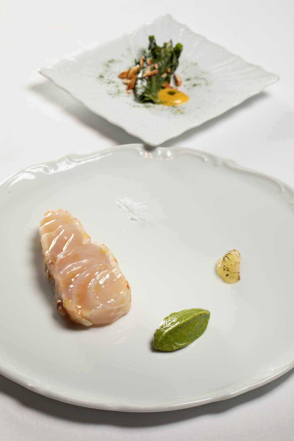 Tataki di cernia bianca curry di erbe e zenzero e lattughino alla griglia con mandorlaPhLido Vannucchi