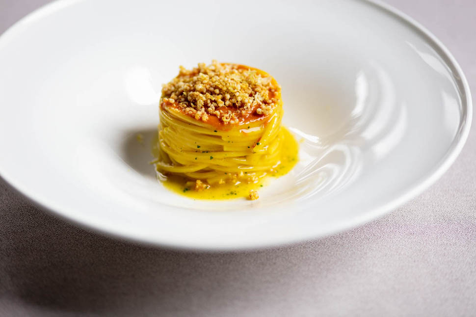 Villa Crespi Spaghetto allo zafferano e ricci di mare con quinoa croccante