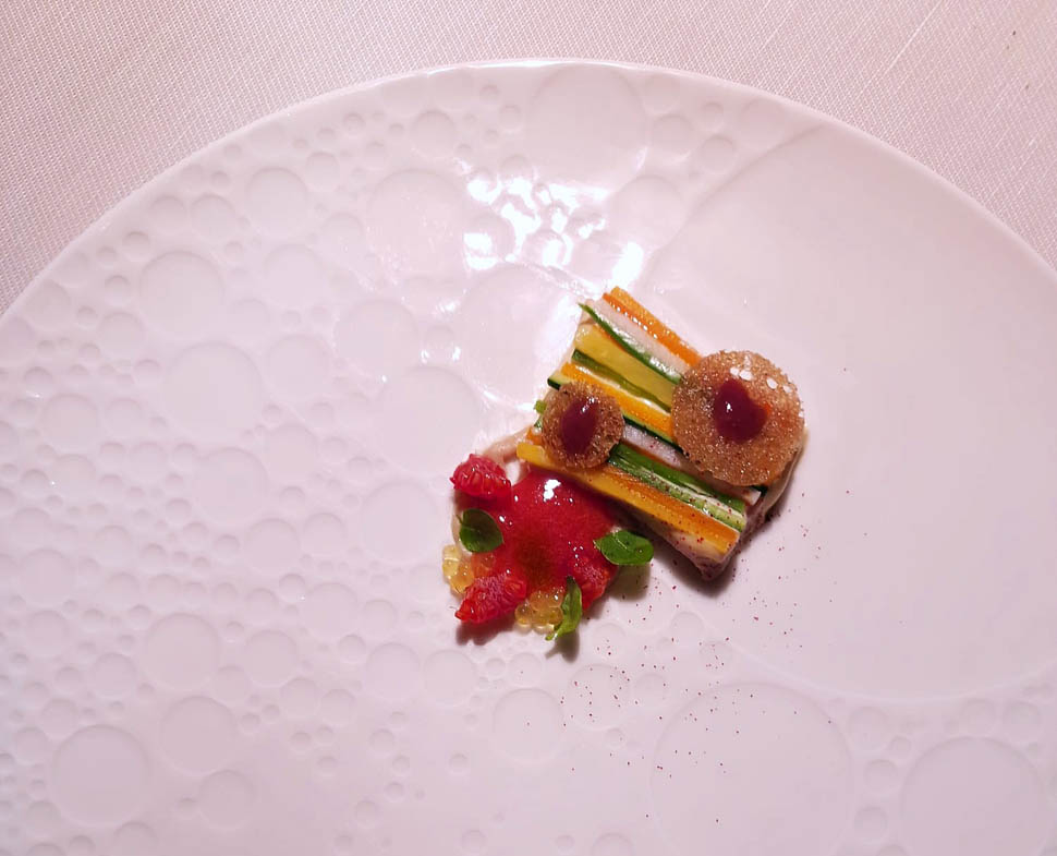 Vitello arrosto rosa mayo alla trota semi di lino pinzimonio di verdura e lamponi