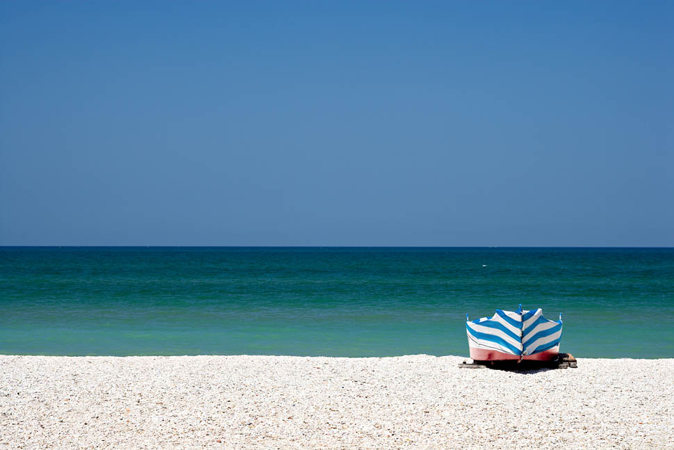 batana sulla spiaggia della madonnina 