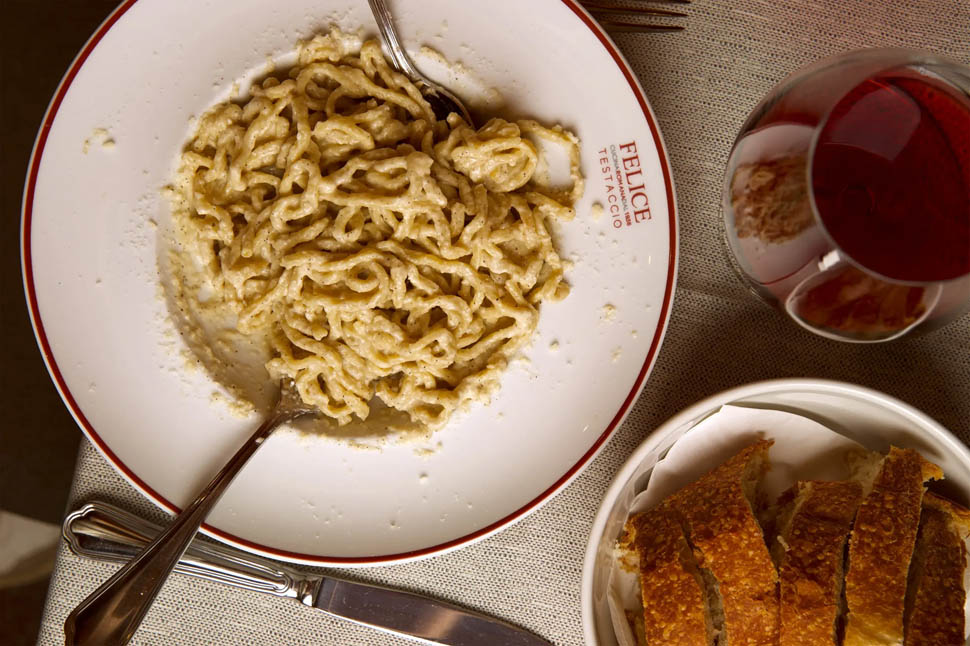 cacio e pepe al tavolo meno verde scaled