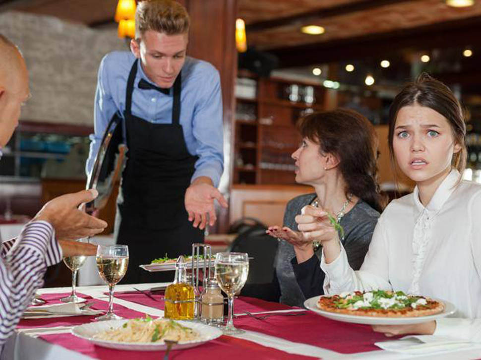 clienti ristorante iStock 1 3