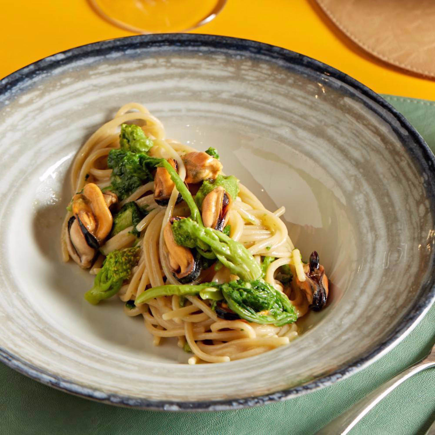 controluce spaghettoro con cozze e broccoletti