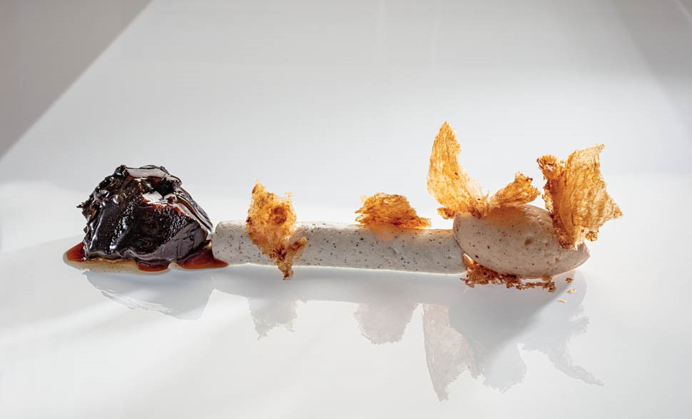 disfrutar Black apple with noisette butter ice cream and flourless puff Francesc Guillamet 2023 12 22 00 35 59