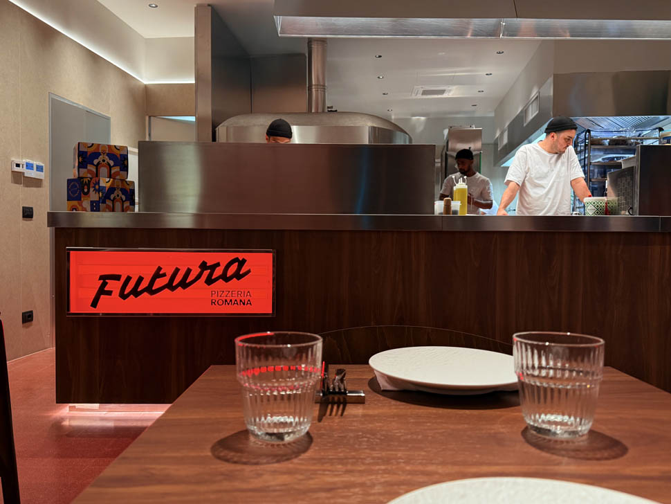 insegna e bancone Futura Pizzeria Romana Ph Giulio Paterno