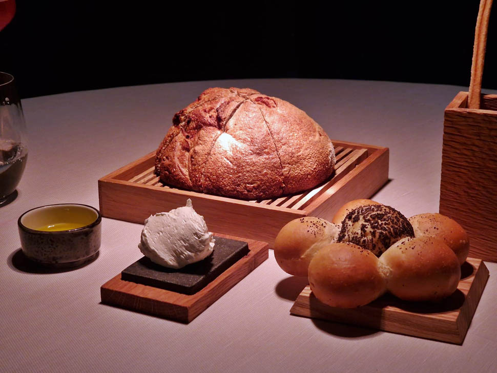 la selezone di pane con burro montato e olio evo
