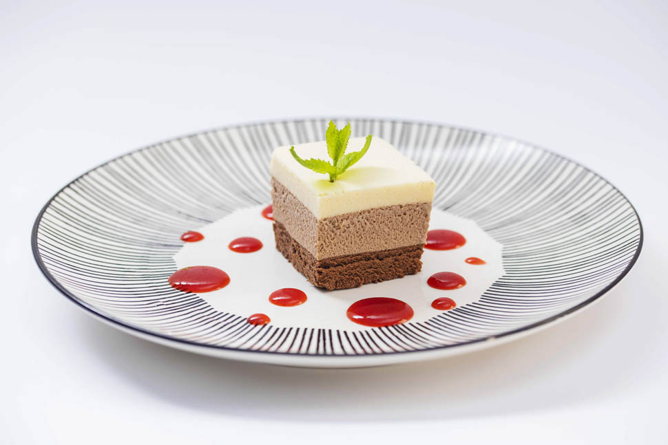 mousse ai 3 cioccolati con coulis di lamponi
