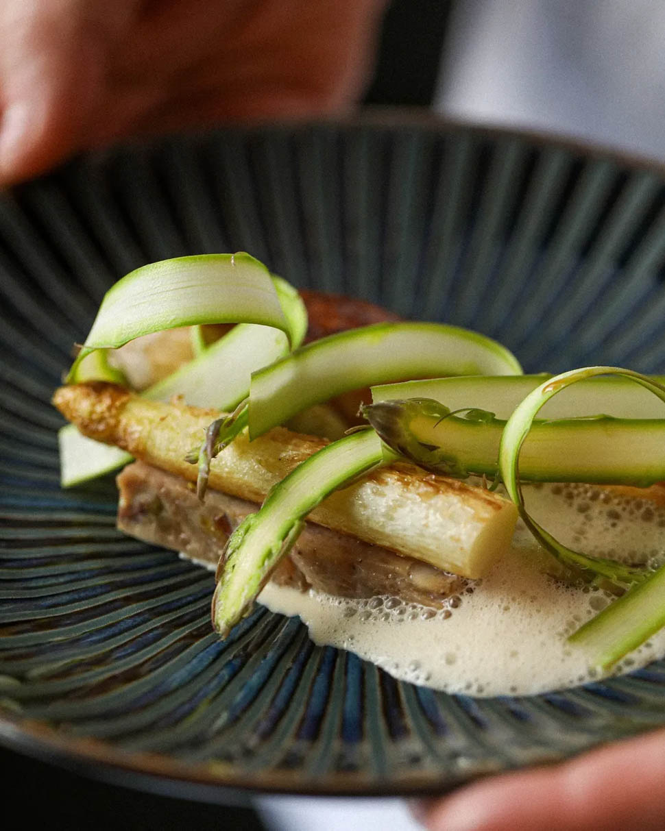 santabarbara firenze Faraona con Asparagi bianchi e verdi e Salsa Albufera