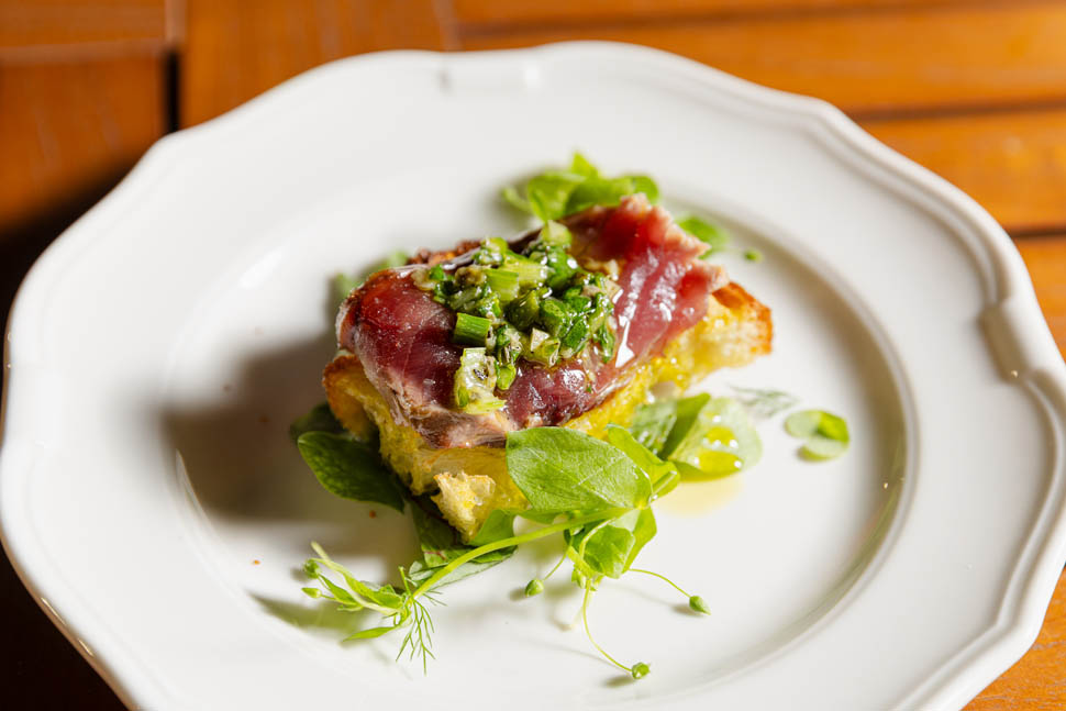 serata ippolito recanati Bruschetta con coda di tonno maturata e pesto di asparagi e bieta Ph Slevin 3