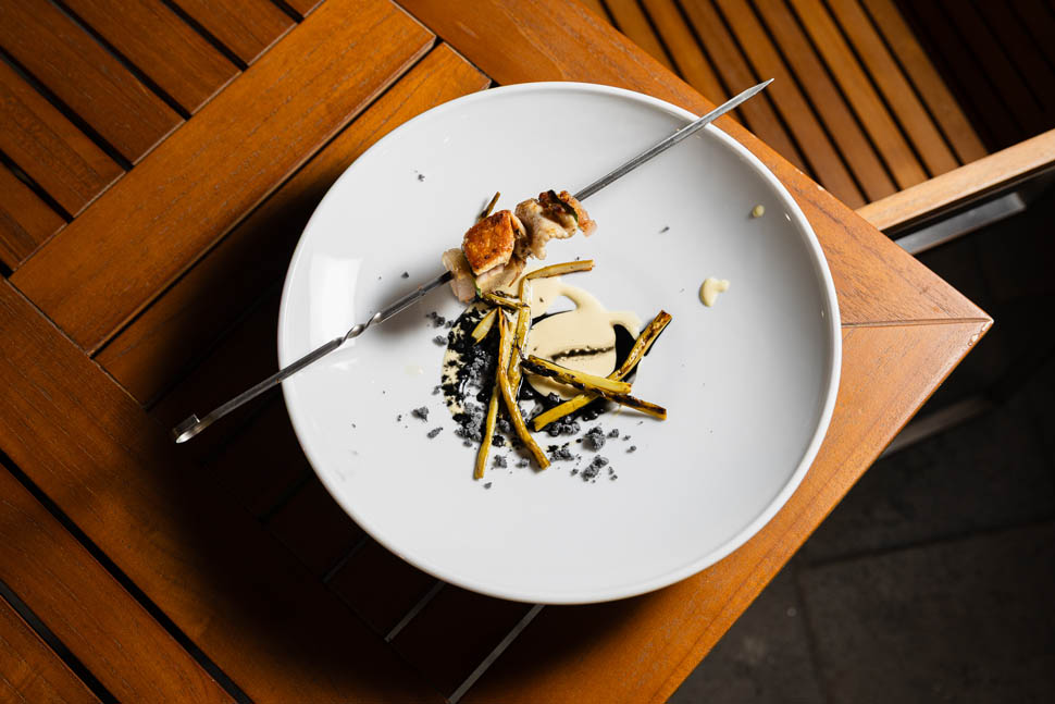 serata ippolito recanati Spiedino di coniglio e murena asparagi porro cenere alimentare Ph Slevinjpg