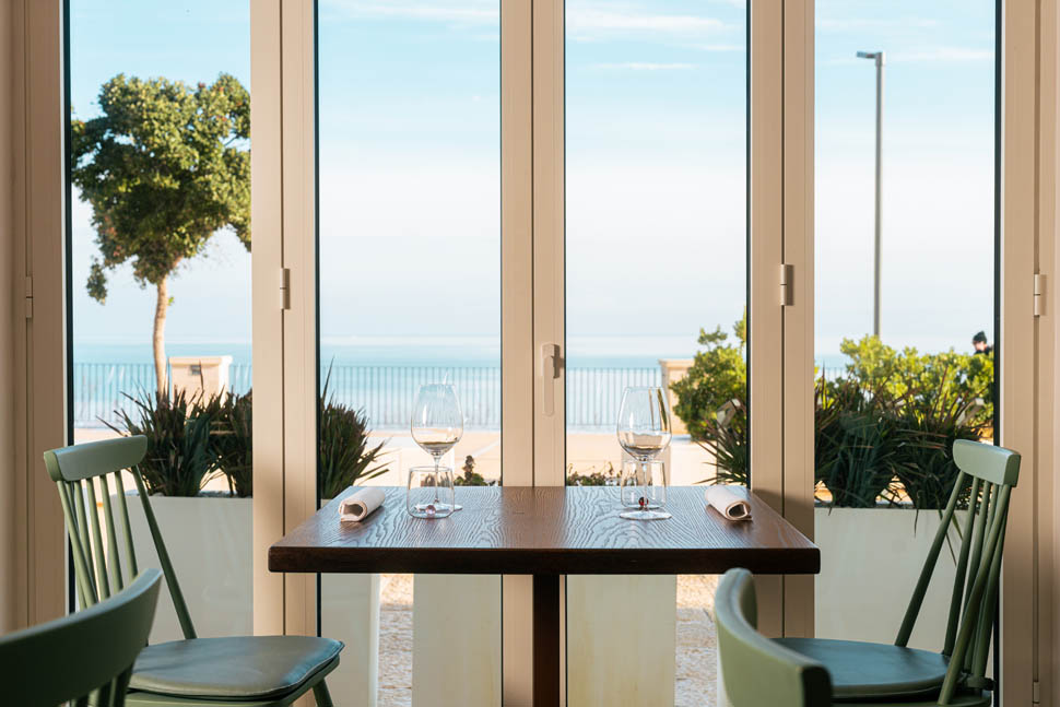 tavolo sala principale vista mare