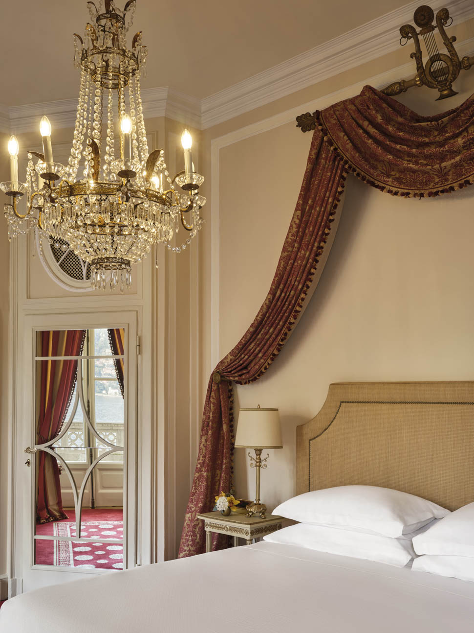 villa d este 125 Cardinal Suite bedroom detail