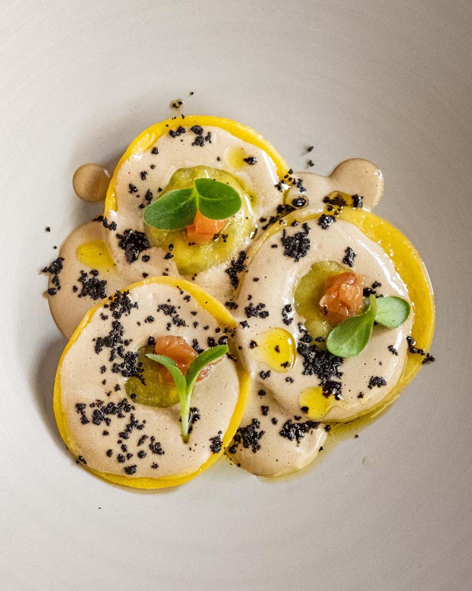 zanze Ravioli di cicoria sedano rapa crema di girasole umeboshi e polvere di oliva