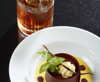 Ghiacciato di tiramisu con crema inglese rum e salsa di gianduia scaled