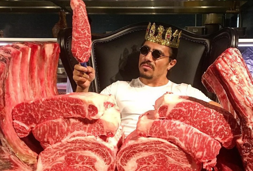 Come Salt Bae è diventato milionario: il menu oro nella sua risibile gloria