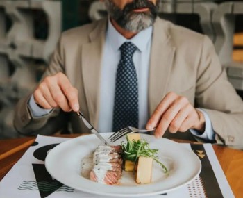 copertina come comportarsi nel fine dining