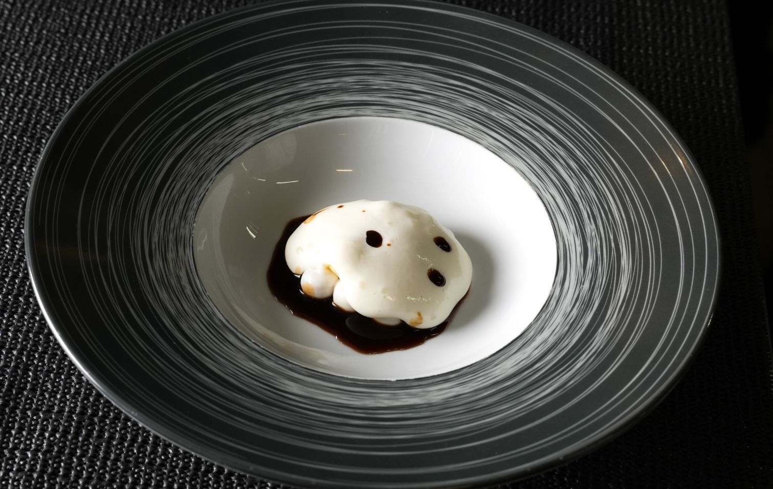 Black garlic, how to use it in dessert according to chef Luca Marchini: a brilliant recipe | Chef Re