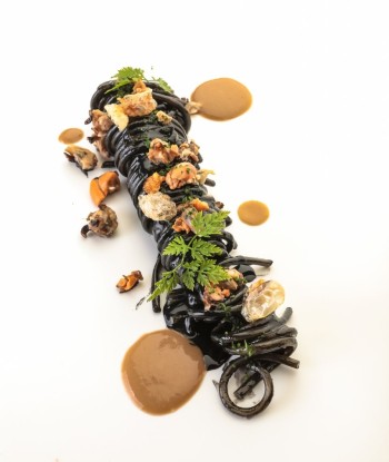 Antonino Cannavacciuolo Spaghetto al nero di seppia e cozze Ph Stefano Fusaro