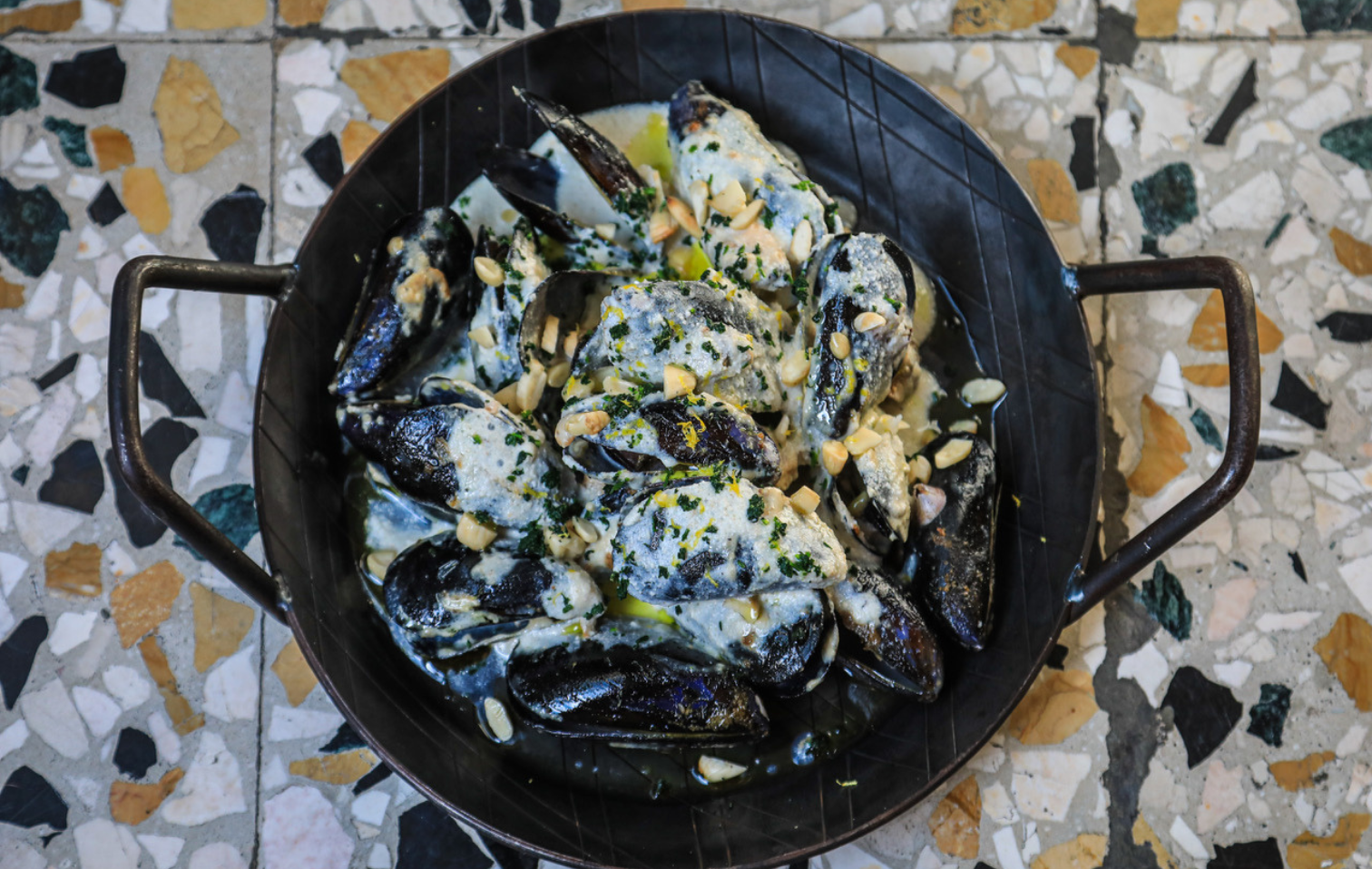 Almond mussels with lemon balm oil and lemon by Viviana Varese | Chef Recipes | Reporter Gourmet S.r
