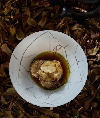 Carciofo mammola cotto e crudo cipollotto fresco e brodo di foglie essiccato