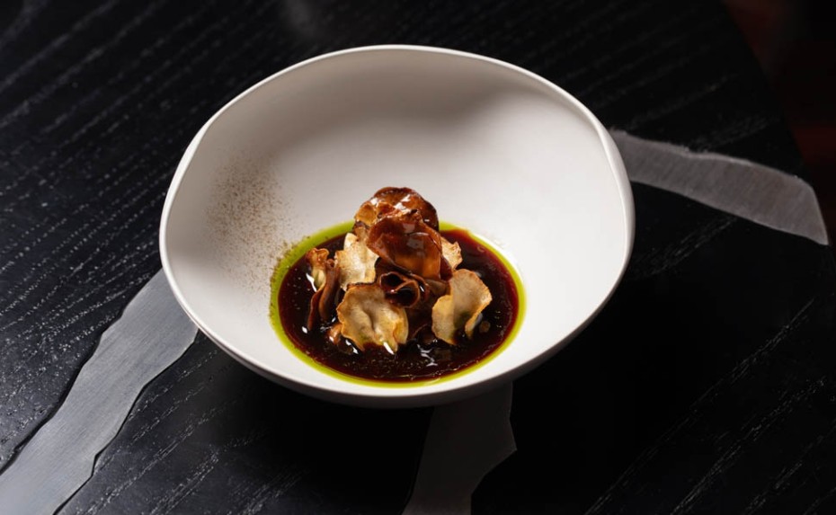 Carciofo mammola cipollotto fresco e brodo di foglie essiccate