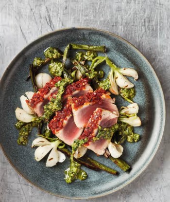 BOOK Bread Street Kitchen Tuna Steak Onions Salsa Verde e82jtl