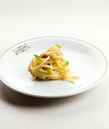 Spaghetti Cipollotto e Peperoncino Il Luogo di Aimo e Nadia Ph A Mauri Italian Gourmet