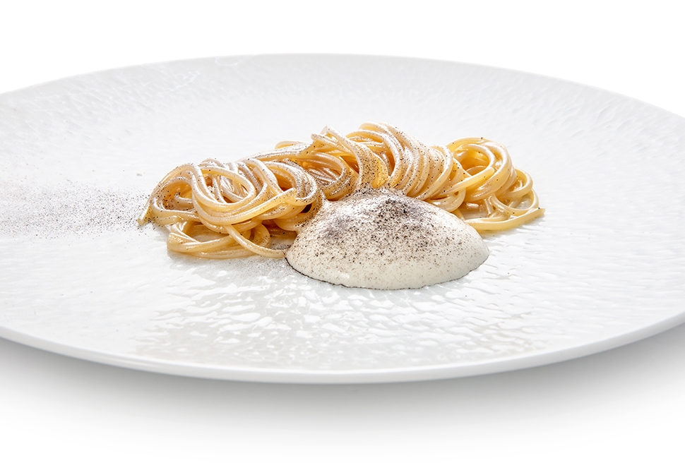 Spaghetto cooked in 48-month creamy smoked Parmigiano Reggiano extraction | Chef Recipes | Reporter 