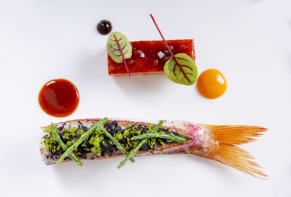Red mullet, pappa al pomodoro, black garlic | Gaetano Trovato | Chef Recipes | Reporter Gourmet S.r.
