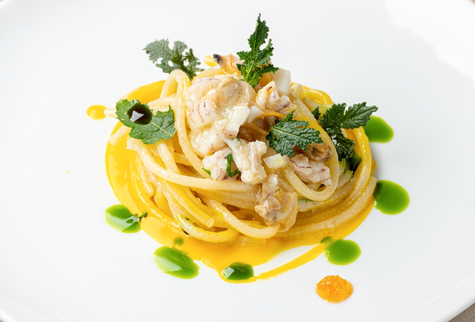 “Psychedelic” spaghetti with clams, pumpkin and ginger sauce, mustard leaves and mandarin | Chef Rec