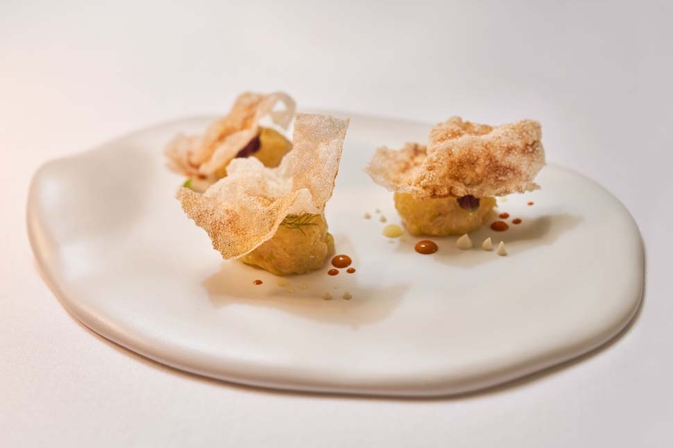 Langoustines, sea urchins, yuzu, horseradish, licorice rice chips | Chef Matteo Metullio | Chef Reci