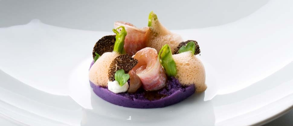 Peppe Aversa Triglia scottata su tortino di patata viola aria di caciucco e puntarelle