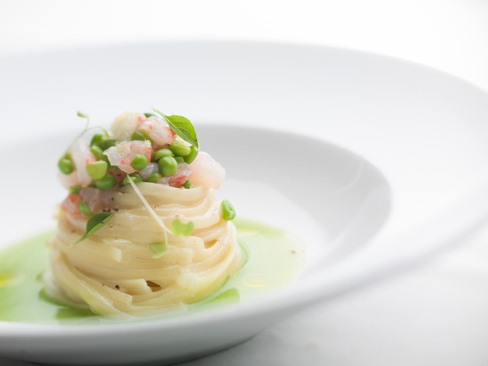 Linguine Cacio & Pepe, Peas and Prawns - Paolo Barrale | Chef Recipes | Reporter Gourmet S.r.l.