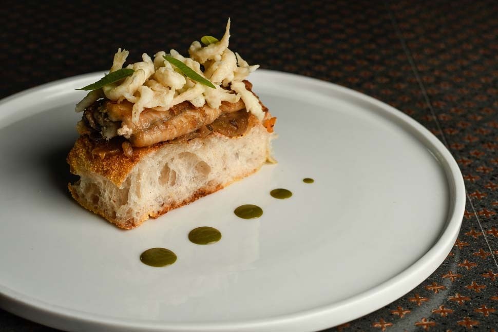 Aurora Mazzucchelli Anguilla brasata scalogno rossetti in carpione focaccia al mais e pepe verde