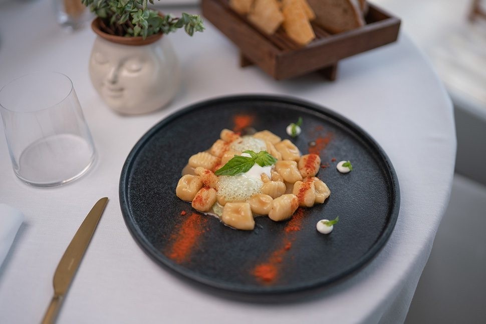 giuseppe saccone Tondi Tondi ravioli ripieni di melanzana affumicata in acqua di datterini e serviti con spuma di Provolone del Monaco