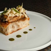 Aurora Mazzucchelli Anguilla brasata scalogno rossetti in carpione focaccia al mais e pepe verde