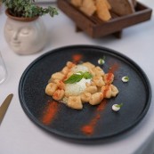 giuseppe saccone Tondi Tondi ravioli ripieni di melanzana affumicata in acqua di datterini e serviti con spuma di Provolone del Monaco