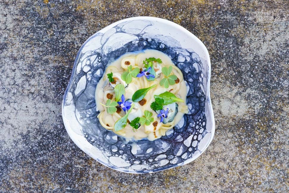 Alex e Vittorio Manzoni LINGUINE BAGNA CAUDA OSTRICHE ROSA GINEPRO ERBE E FIORI SPONTANEI