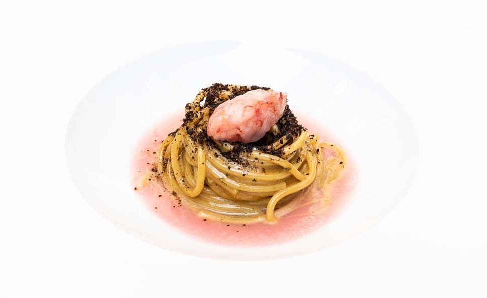 Antonio Guida Spaghetti con anemoni di mare gamberilimone nero e crema di ravanelli marinati ph Rossana Brancato