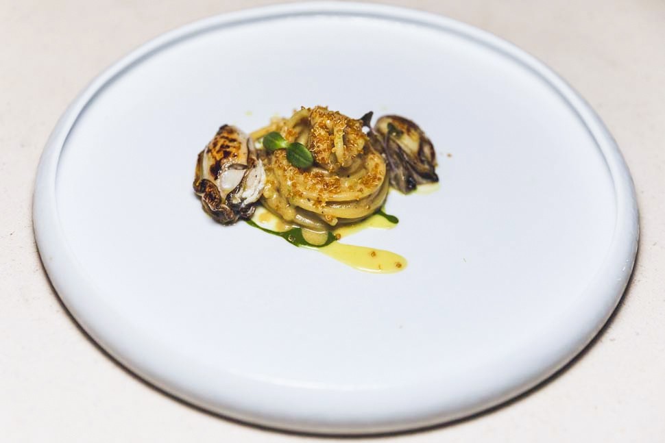 Roberto Toro Spaghetto con ostriche crema di basilico zafferano e quinoa croccante Massimo Colombo