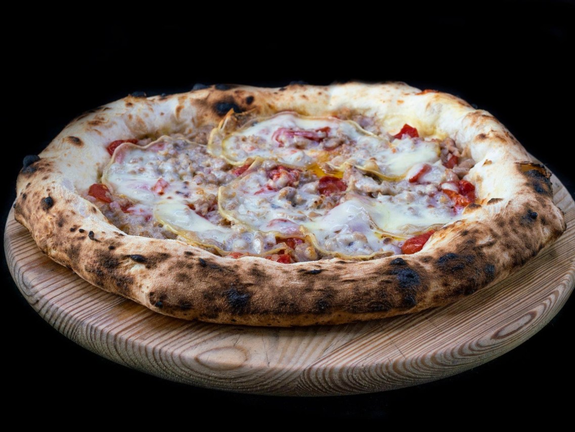 24 Martucci Pomodoro corbarino in acqua e sale salsiccia a punta di coltello di suino grigio ardesia ed olio EVO Koine 1