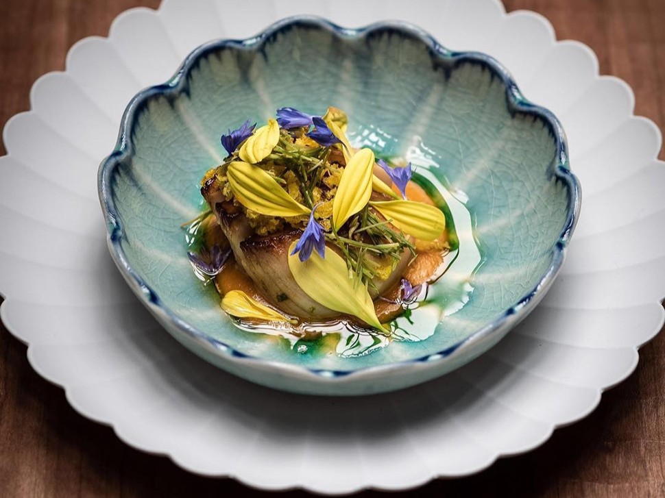 12 bjorn frantzen Scallop XO finger lime chrysanthemums pine shoots